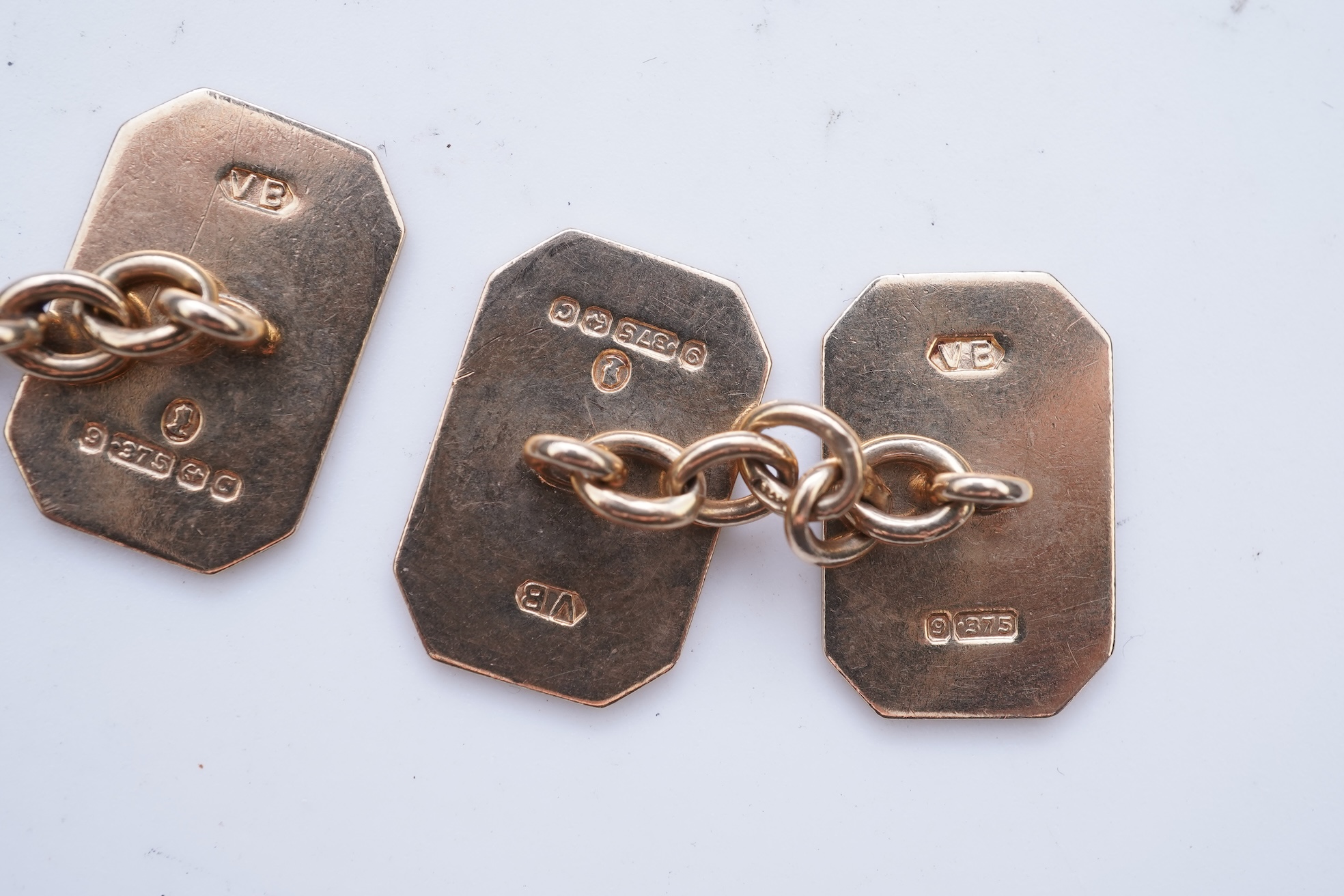A pair of 9ct gold cufflinks